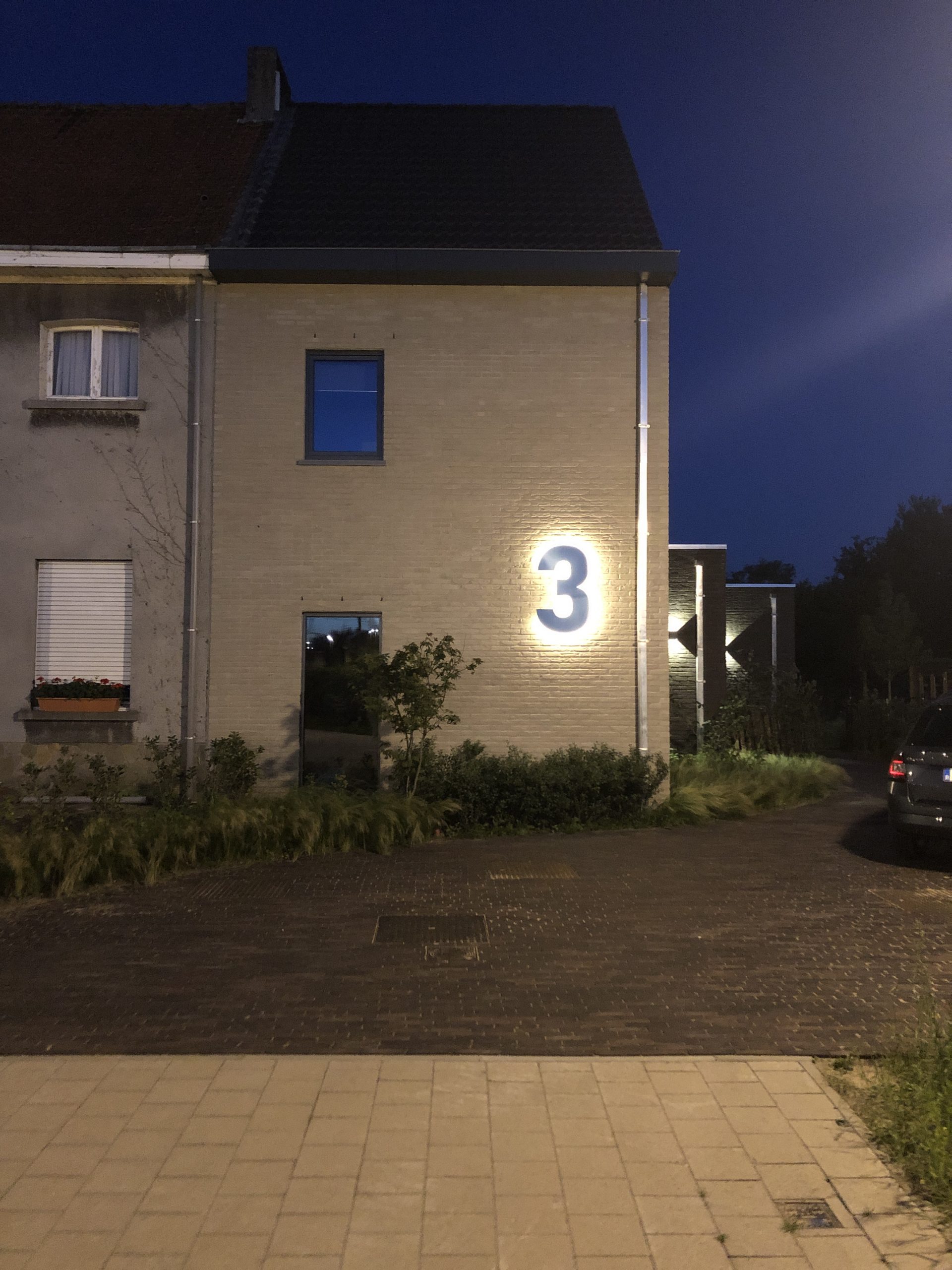RVS Huisnummer 3 - lettertype Bahnschrift - 100 cm hoog bij avond