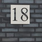 Huisnummer bord 18 - Lettertype : Laser time - Afmetingen : 25x25 cm