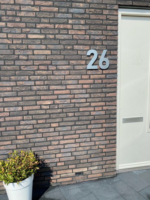 Huisnummer 26 - Lettertype Bahnschrift - Hoogte 25 cm