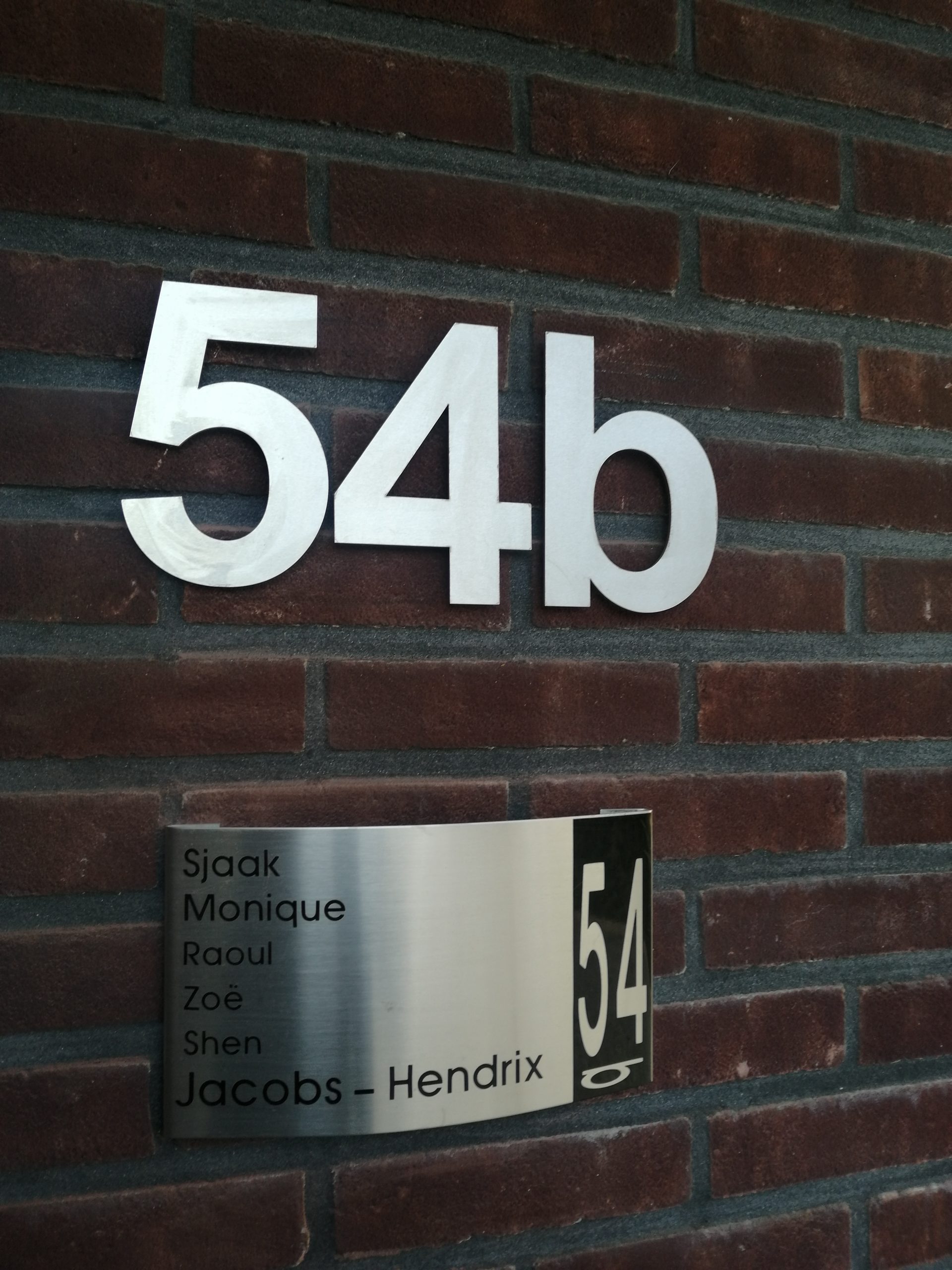 Huisnummer 54b - lettertype Arial - Hoogte 15cm