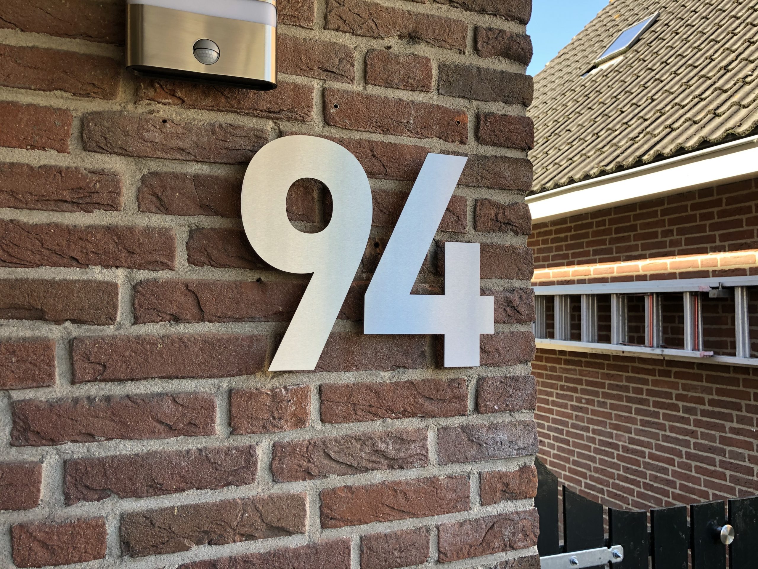RVS huisnummer 94 - Lettertype Bahnschfrift - Hoogte 25 cm