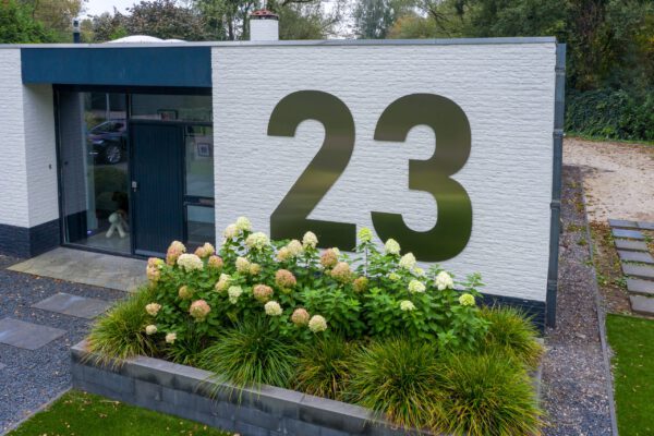 Grootste RVS huisnummer van nederland 23 - Lettertype Bahnschrift - Hoogte 200 cm.
