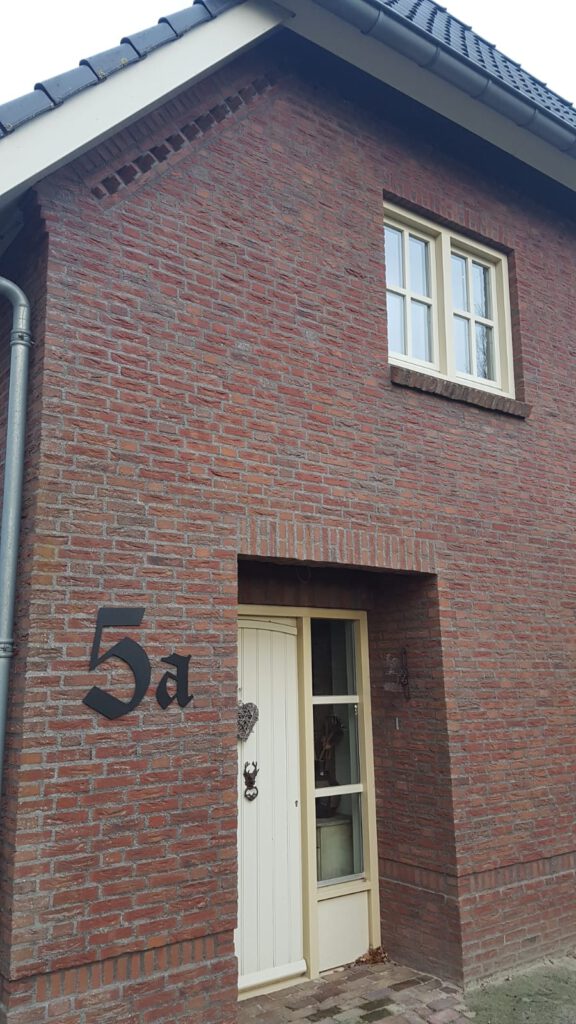 RVS huisnummer 5 a - Lettertype Old English - hoogte 50 en 25 cm - mat zwart.