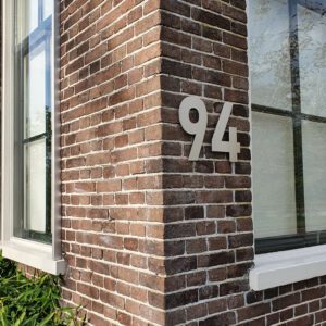 RVS huisnummer 94 - Lettertype Bahnschrift - Hoogte 25 cm