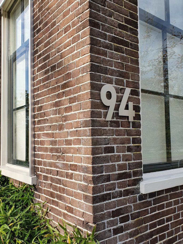 RVS huisnummer 94 - Lettertype Bahnschrift - Hoogte 25 cm
