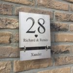 RVS huisnummer bord Richard & Renee 28 met extra naam.