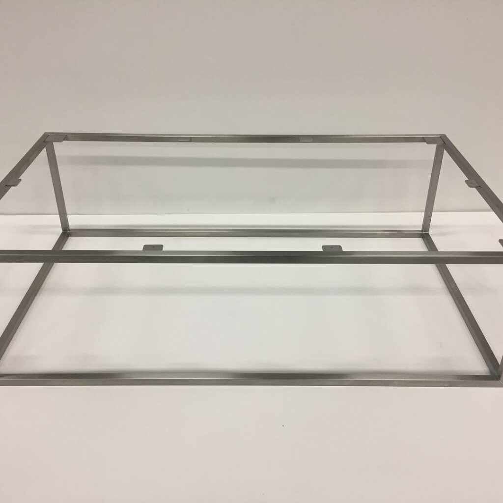 Een rvs salontafel frame zonder blad voor aanzicht.