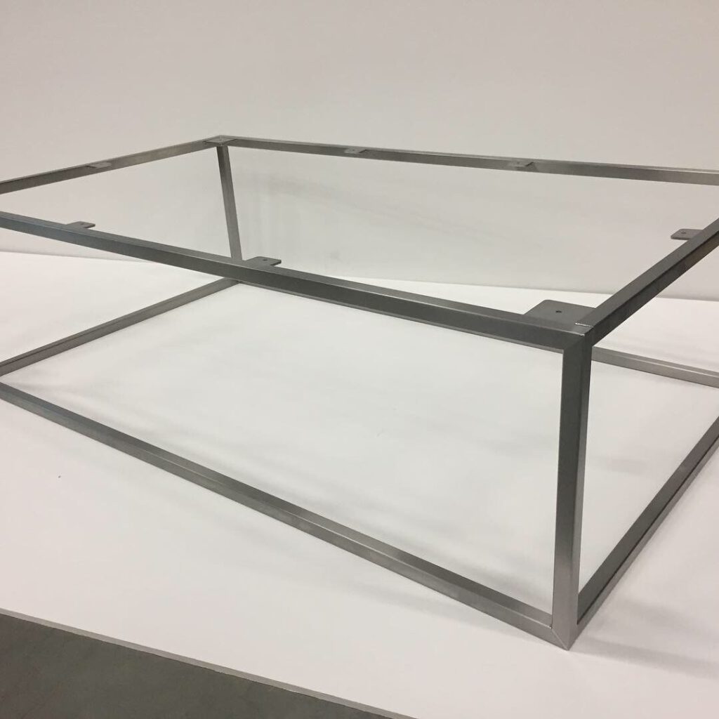 Een rvs salontafel frame zonder blad onder een hoek.