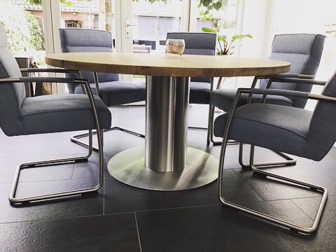 RVS ronde tafelpoot met eiken houten blad van 1,5 meter breed. Inspiratie foto met stoelen.